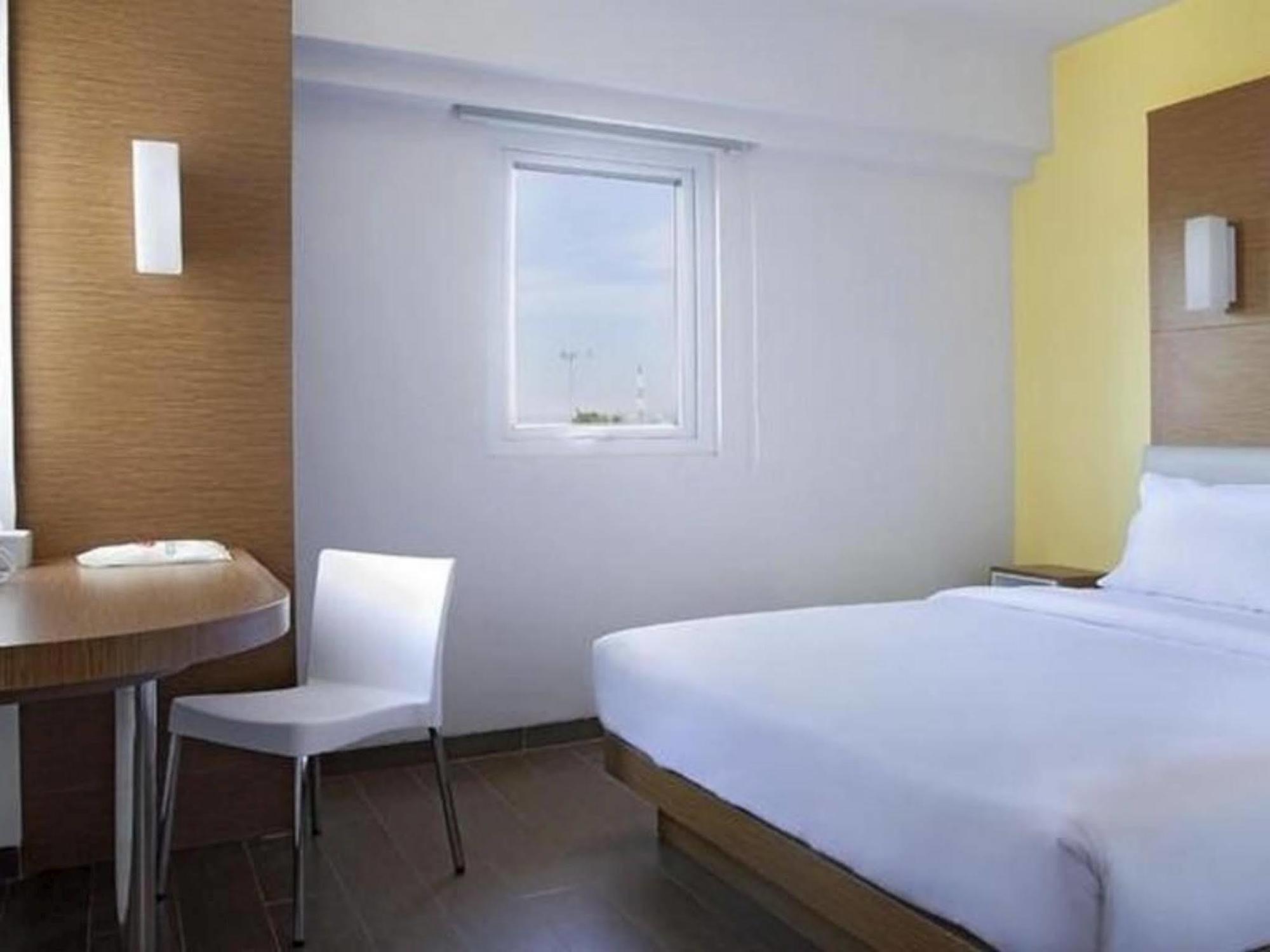 Amaris Hotel Cirebon Exteriör bild